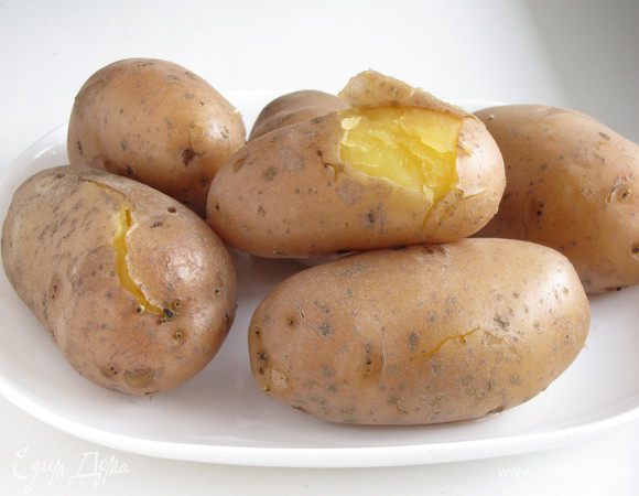 Картофель отварить в мундире. Можно сварить и очищенный картофель, но мне хотелось сохранить больше витаминов.)))