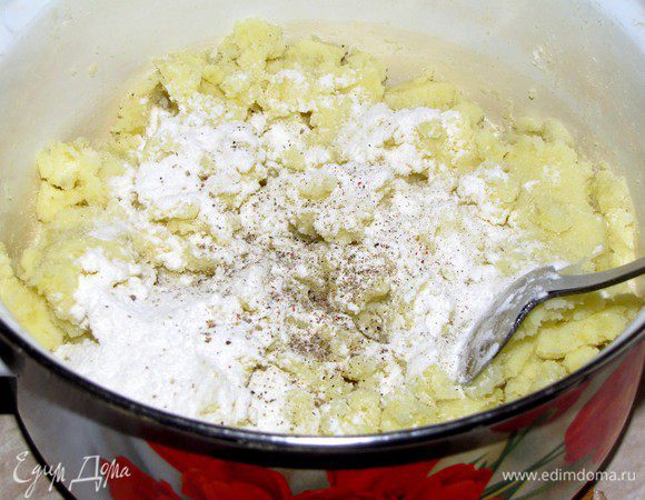 Картофель остудить и размять, чтобы не было комочков. Жидкость не добавлять. Посолить и поперчить, добавить муку и хорошо перемешать. Получается плотное картофельное тесто, не содержащее никаких добавок.
