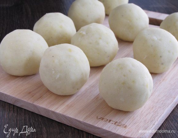 Разделить тесто на одинаковые колобки, примерно по 50 г.