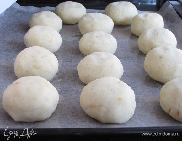 Противень застелить пергаментом и смазать оставшимся растительным маслом. Выложить пирожки на противень.