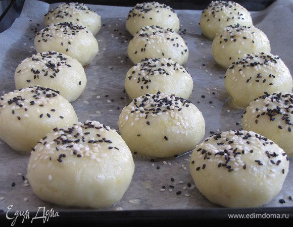 Смазать пирожки слегка взбитым яйцом и посыпать двумя видами кунжута - черным и белым. Выпекать при 200 град. 20 минут до золотистого цвета. В конце выпечки можно включить гриль на 5 минут.