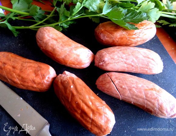 Постараемся очистить их от тонкой кожицы и сделаем поперечные надрезы сверху.