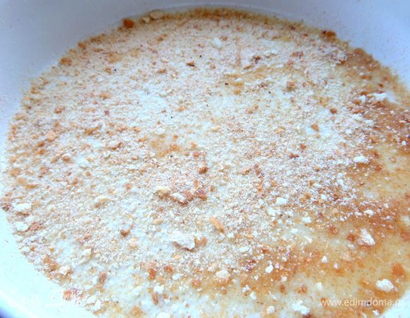 Керамическую форму (24 см) с высокими бортиками смазываем маслом и посыпаем сухарями.