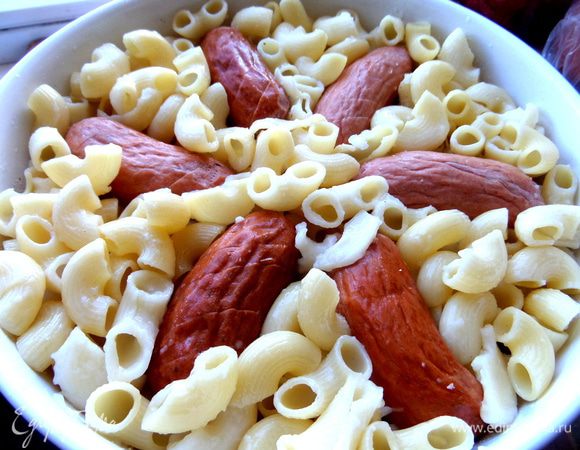 Выкладываем колбаски цветком и между ними насыпаем пасту.