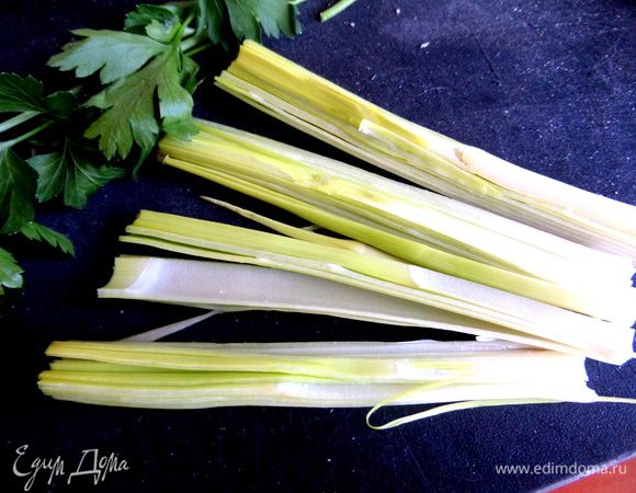 Лук порей разрезать вдоль, а потом на мелкие кусочки.