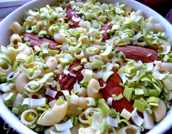 Посыпать луком сверху...