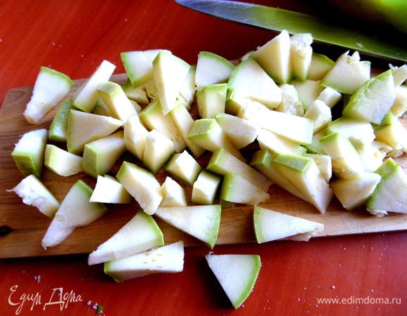 У меня оставалась часть небольшого кабачка... Нарезать на кусочки.