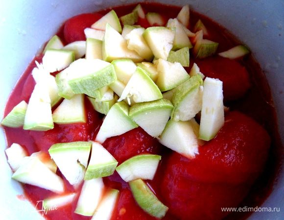 Томаты выложить в кастрюльку и высыпать туда кабачок.