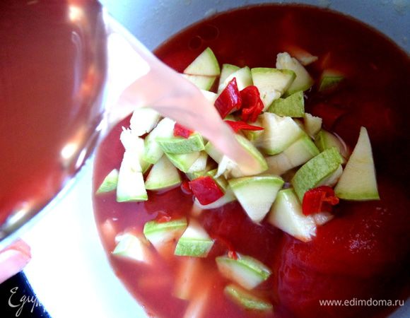 Воду я налила сразу горячую в банку из-под томатов и вылила в кастрюлю.