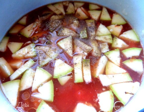 Поперчить, посолить + базилик и тушить минут 5-10 до готовности кабачка.