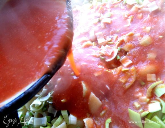 Поливаем горячим соусом наши макароны.