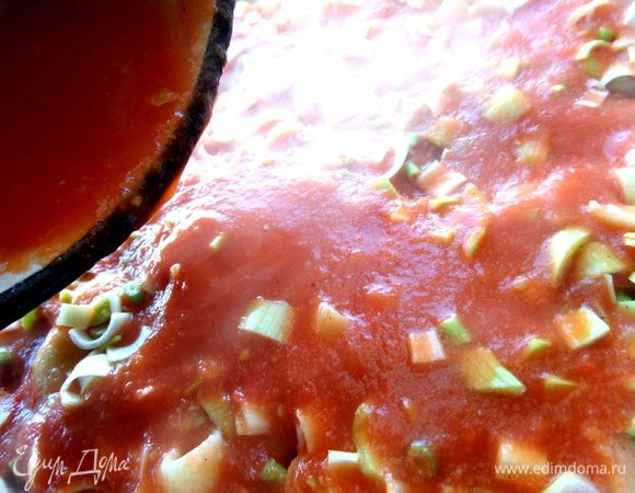 Соуса как раз хватает, чтобы вся паста пропиталась и не была сверху сухой при запекании.