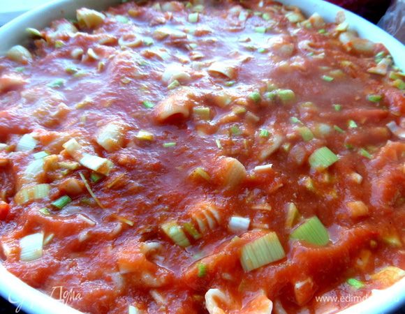 Выравниваем ложкой поверхность.