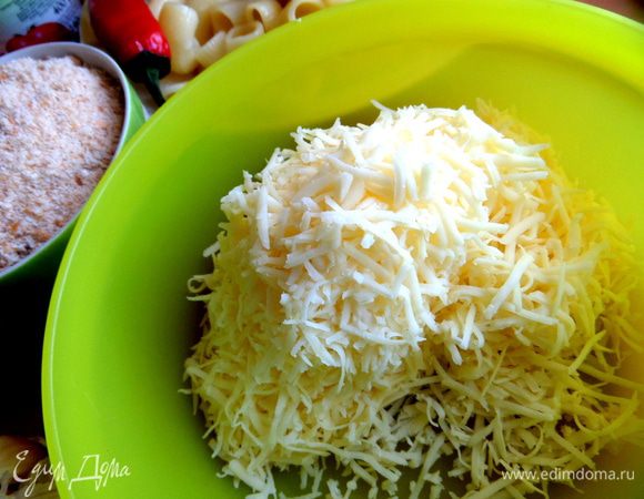 Для штрейзеля натереть сыр мелко.