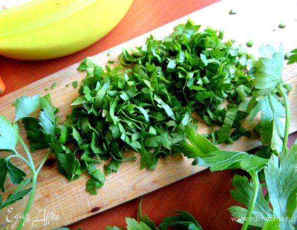 Зелень измельчить.