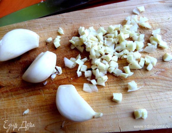 Чеснок измельчить.