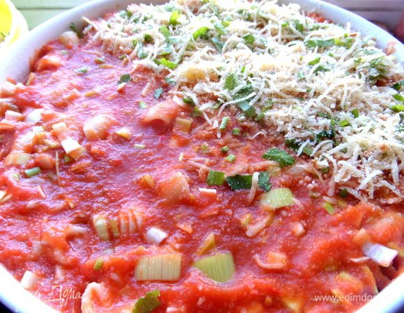 Начинаем накрывать крошкой наше блюдо.