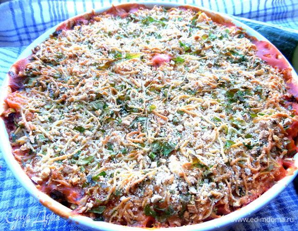 Вынимаем горячую форму с ароматной пастой и вкуснейшими колбасками!