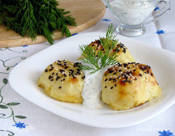 Готовые зразы немного остудить на противне. Затем выложить на тарелки и полить соусом. Или просто можно брать руками, как пирожки, и макать в соус или сметану. Приятного аппетита!