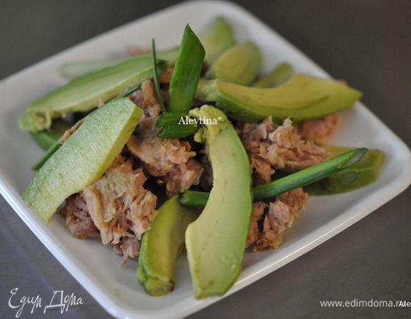 Выложить в тарелку горкой, смешивая авокадо, тунец готовый баночный и сладкий мини-цветной порезанный перец, зеленый лук стрелками порезанный, сок лимона.
