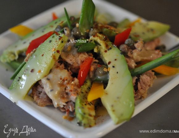 Посолить и поперчить специями, выложить каперсы. Готовую салатную  заправку. Подаем тут же. Вкуснооо!!!
