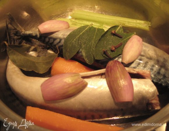 Почистить морковь и 2 луковички-шалот, лук разрезать пополам.
Положить рыбу, морковь, лук, лавровый лист, тимьян, сельдерей, перец горошком, гвоздику, листья шалфея в кастрюлю. Залить холодной водой, добавить вино, посолить. 