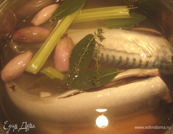 Довести до кипения без крышки, выключить огонь, закрыть крышкой и настоять полчаса.