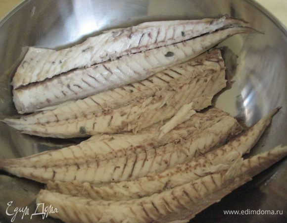 Рыбу достать, снять шкурку, удалить все кости, размять вилкой.