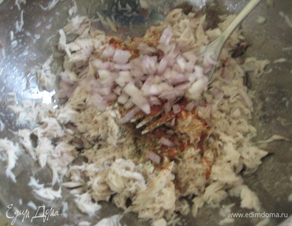 Добавить специи по вкусу ( белый перец, эстрагон, паприку, кориандр), один мелко порезанный лук-шалот, сметану и горчицу, посолить по вкусу, разбавить процеженным рыбным бульоном до желаемой консистенции.