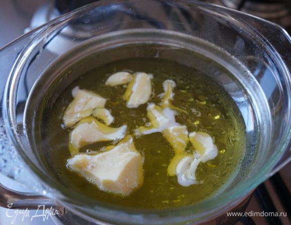 На водяной бане растопить какао-масло, поддерживать слабый огонь, чтобы вода сильно не кипела!