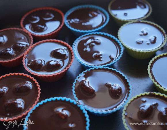 Залить орехи горячим шоколадом, убрать в холод на 3-5 часов минимум до полного застывания.