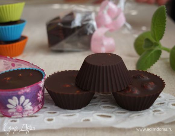 Извлечь конфетки из формы. Употребить по назначению! :) От тепла рук они могут слегка таять, однако "на столе" могут стоять без всяких потерь!