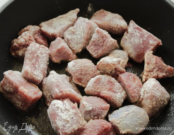 Говядину моем и режем на  крупные куски. 
Солим и перчим по вкусу.
Мясо  обвалять в муке.