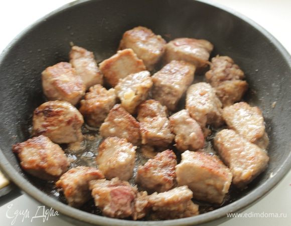 Нагреть масло и на среднем огне обжариваем мясо до сухой золотистой корочки. Мясо нужно быстро обжарить, чтобы снаружи была корочка, а внутри оно оставалось сочным.



