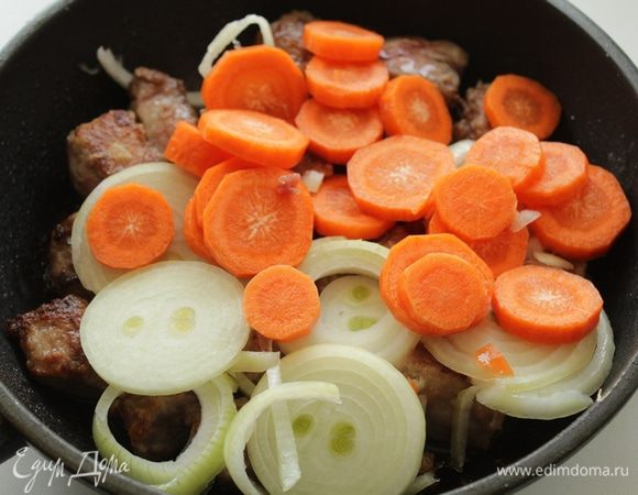 Лук, морковь  режем достаточно крупно, добавляем к мясу, немного тушим.