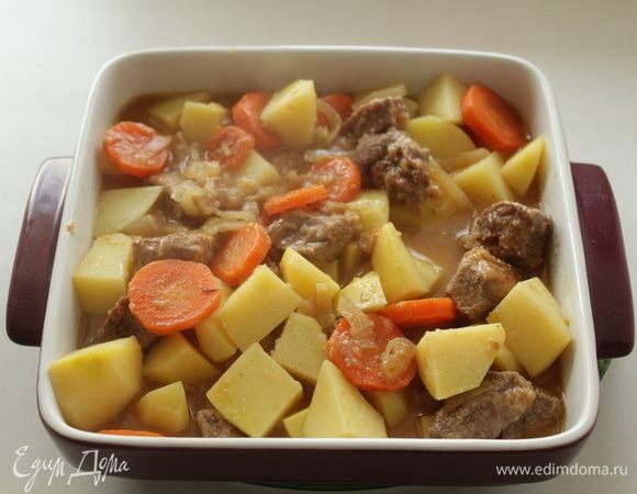 Перекладываем мясо с картошкой в форму для запекания. 