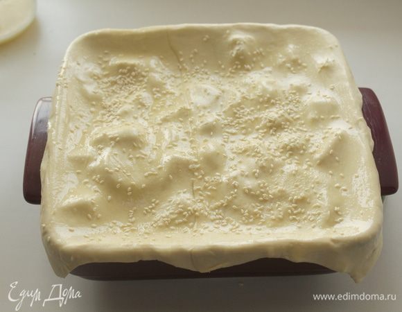 Закрываем тестом, тесто смазываем яйцом. При желании  посыпаем кунжутными семечками.

