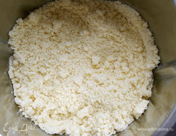 Включить миксер и измельчить все до состояния влажной крошки.   