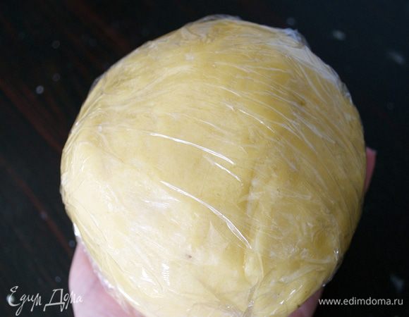 Выложить тесто на стол, сформировать из него шар. Тесто получилось очень пластичное, приятное... Уверена, что оно Вам понравится! И кто-то найдет ему применение и для своих кулинарных фантазий!... ))) Завернуть его в пищевую пленку и убрать в холодильник минимум на 1 час.   