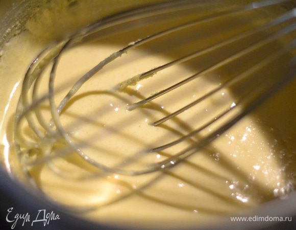Соединить желтки с сахаром, поставить на средний огонь, варить до белого цвета, небольшого загустения, пока сахар весь не растворится. Не забывая все время мешать венчиком,чтобы желтки не сварились!
