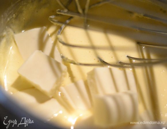 Добавить белый шоколад, перемешать до его растворения. Прогреть сливки до горячего состояния,можно, чтоб быстрее было,в микроволновке,добавить к желтково-шоколадной  смеси,перемешать.Дать остыть совсем немного.