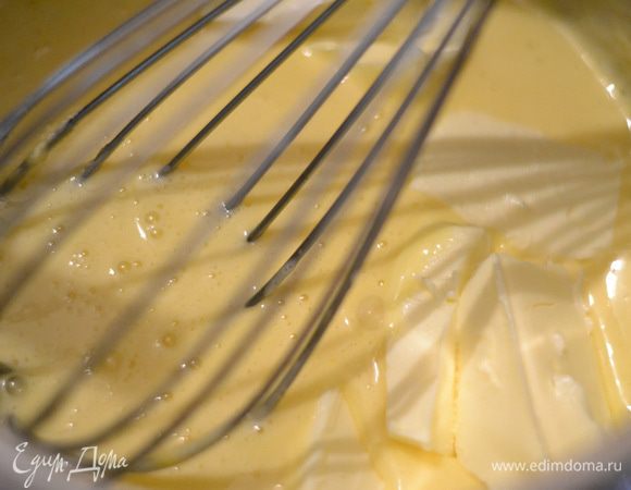 Когда смесь остыла,но осталась еще теплой, добавить сливочное масло комнатной температуры и взбить до однородности. Добавить ваниль.