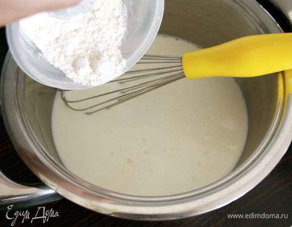 Займемся заварным кремом. В кастрюльку с толстым дном налить молоко (холодное, из холодильника). Добавить сахар и муку. Перемешать, чтобы не было комочков. 