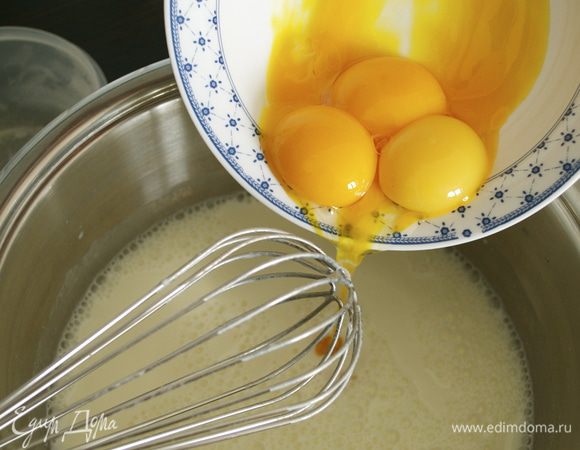 Добавить желтки, цедру апельсина и снова перемешать. Поставить кастрюльку на слабый огонь. 