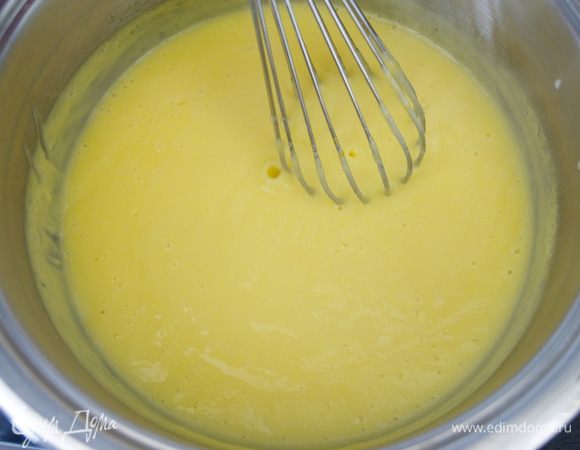 Варить крем, помешивая, до загустения. Готовый крем переложить в широкую мисочку, накрыть пищевой пленкой в контакте с поверхностью крема и остудить. 