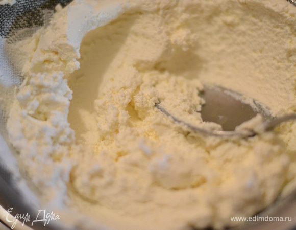 Протереть творог через мелкое сито.Творог должен быть мягким,не зернистым.