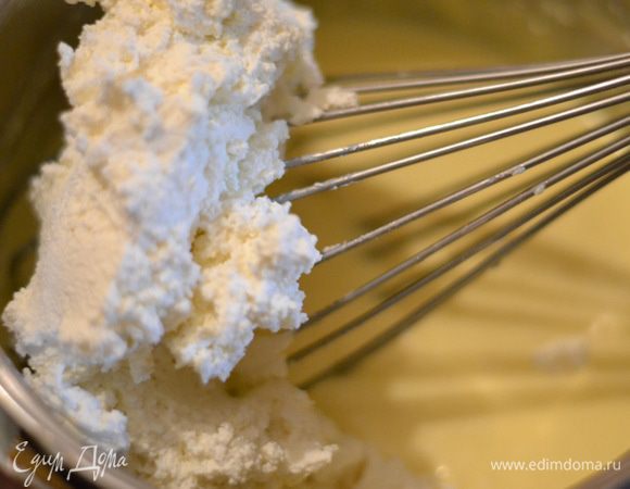 Добавить к остывшей смеси и венчиком взбить.