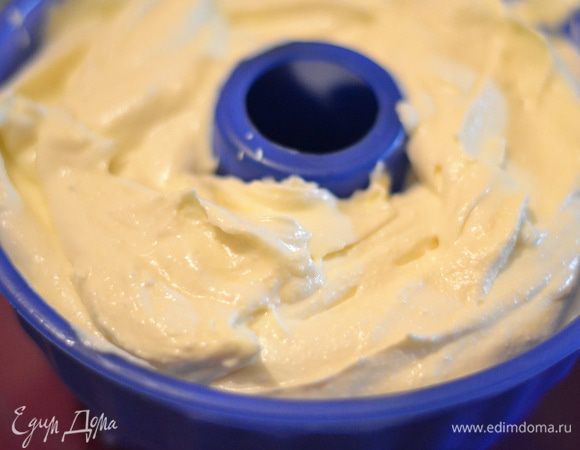 Силиконовую формочку смазать сливочным маслом, выложить массу, хорошенько утрамбовать.