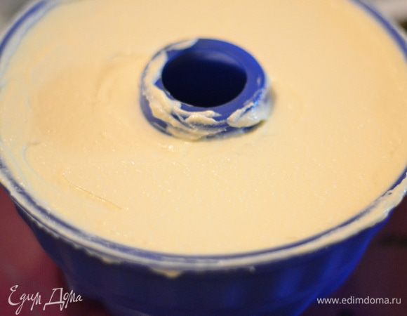 Выровнять поверхность лопаточкой и отправить в холодильник на ночь.