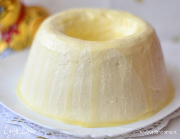 На следующий день взять глубокую миску, залить горячей водой и форму с пасхой отправить в горячую воду, подождать несколько минут. Положить на форму тарелку, аккуратно перевернуть и вынуть пасху. Так как Пасха очень нежная,узоры получились не четкими,поэтому я ее просто выровняла ножом.